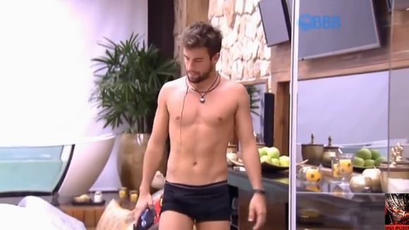No "BBB 15": De sunga branca! Mariza e Adrilles reclamam do figurino ousado de Rafael na casa!