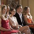  Em "Arrow", Felicity (Emily Bett Rickards), Thea (Willa Holland), Roy (Colton Haynes) e Laurel (Katie Cassidy) se emocionam na cerim&ocirc;nia de Diggle (David Ramsey) 
