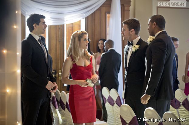 Em "Arrow", o clim&atilde;o se instala quando Felicity (Emily Bett Rickards), Ray (Brandon Routh) e Oliver (Stephen Amell) se encontram no casamento de Diggle (David Ramsey)