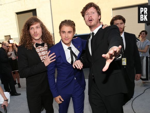 Justin Bieber posa ao lado dos comediantes da série "Workaholics" antes de ser "bombardeado" no palco do programa Comedy Central Roast