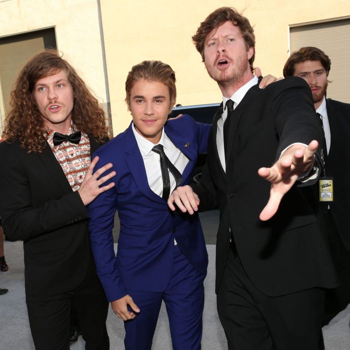 Justin Bieber posa ao lado dos comediantes da série &quot;Workaholics&quot; antes de ser &quot;bombardeado&quot; no palco do programa Comedy Central Roast