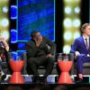 Justin Bieber e os convidados Martha Stewart e Kevin Hart assistem juntos a mais uma piada sobre o cantor no Comedy Central Roast