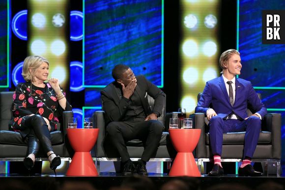 Justin Bieber e os convidados Martha Stewart e Kevin Hart assistem juntos a mais uma piada sobre o cantor no Comedy Central Roast