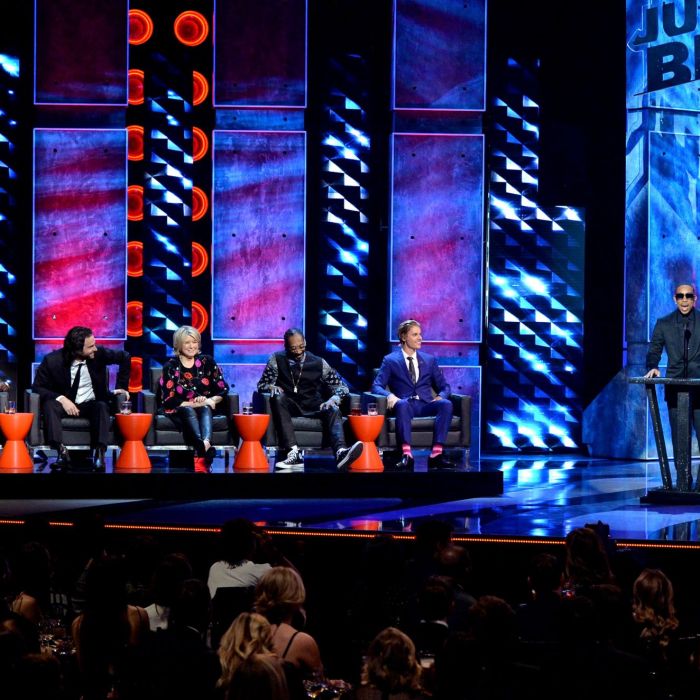 No palco do Comedy Central Hoast, Justin Bieber é zoado pelo rapper Ludacris enquanto os outros humoristas observam