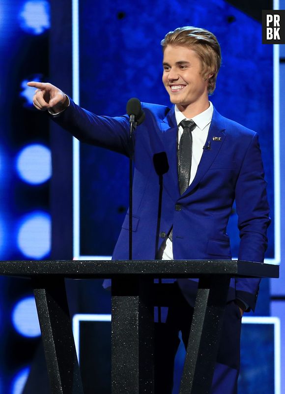 Justin Bieber entra para a brincadeira e ri das piadas sobre sua carreira e vida pessoal no Comedy Central Roast