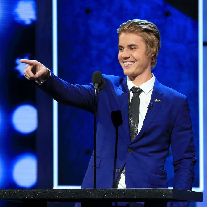 Justin Bieber entra para a brincadeira e ri das piadas sobre sua carreira e vida pessoal no Comedy Central Roast