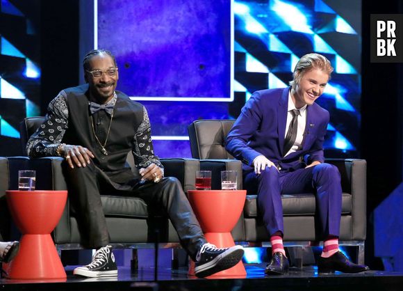 Justin Bieber e Snoop Dog se divertem durante as gravações do programa Comedy Central Roast