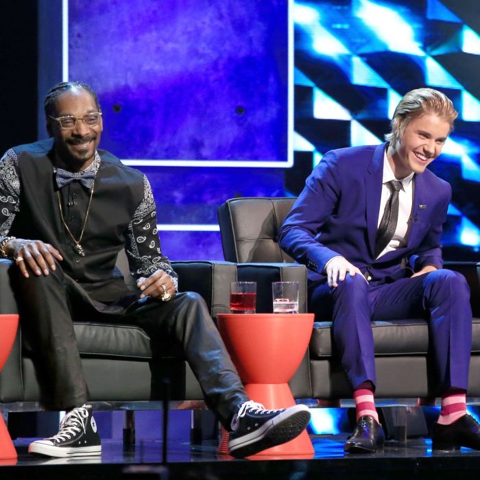 Justin Bieber e Snoop Dog se divertem durante as gravações do programa Comedy Central Roast