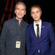Justin Bieber posa com o diretor do programa Comedy Central Roast, Joel Gallen