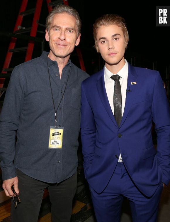 Justin Bieber posa com o diretor do programa Comedy Central Roast, Joel Gallen