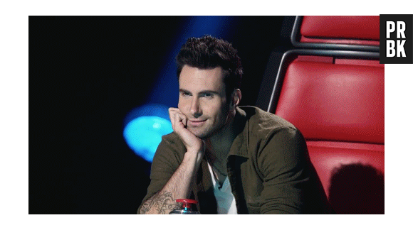 Adam Levine piscando no "The Voice" EUA