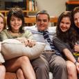 "Confissões de Adolescente": Alice (Malu Rodrigues),  Bianca (Bella Camero), Tina (Sophia Abrahão) e Karina (Clara Tiezzi) e Paulo, o pai das meninas, que é interpretado por Cassio Gabus Mendes
