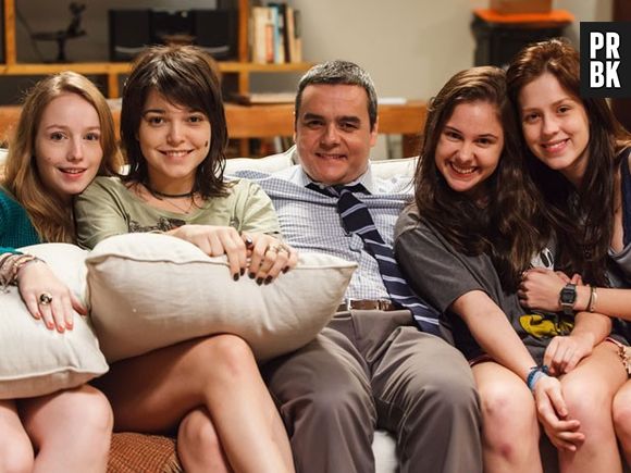 "Confissões de Adolescente": Alice (Malu Rodrigues),  Bianca (Bella Camero), Tina (Sophia Abrahão) e Karina (Clara Tiezzi) e Paulo, o pai das meninas, que é interpretado por Cassio Gabus Mendes