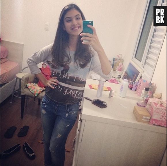 Giovanna Grigio, de "Chiquititas", mostra um pedacinho do seu quarto no Instagram