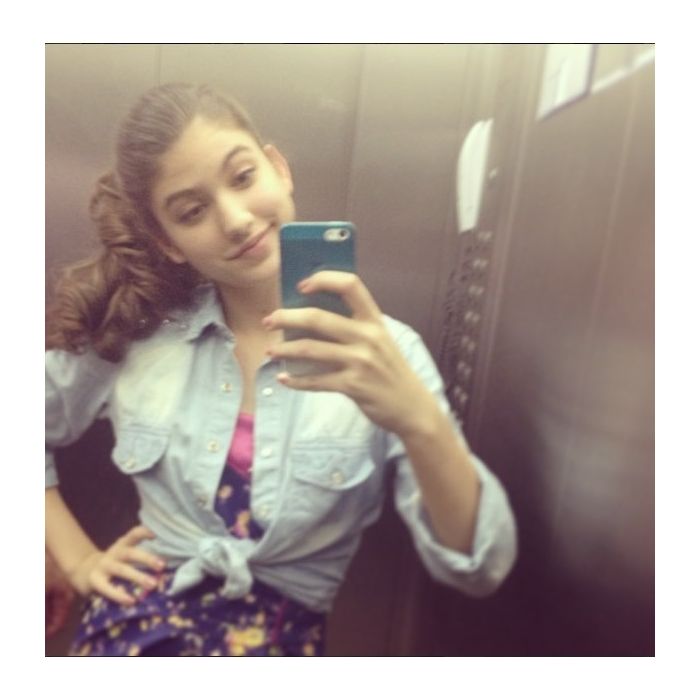  Giovanna Grigio, de &quot;Chiquititas&quot;, &amp;eacute; como o Chay Suede e adora uma foto no elevador! 