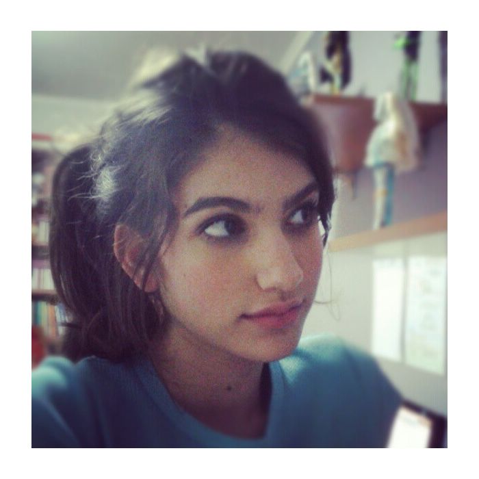  Giovanna Grigio, de &quot;Chiquititas&quot;, faz cara fofa em selfie para o Instagram 