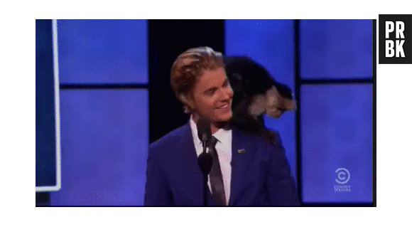 Justin Bieber posa com seu macaco de estimação