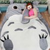 Totoro é um personagem muito querido no Japão! Dá pra imagina o porquê. Olha só o tamanho dessa fofura! 