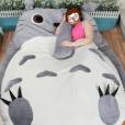  Totoro &eacute; um personagem muito querido no Jap&atilde;o! D&aacute; pra imagina o porqu&ecirc;. Olha s&oacute; o tamanho dessa fofura!&nbsp; 