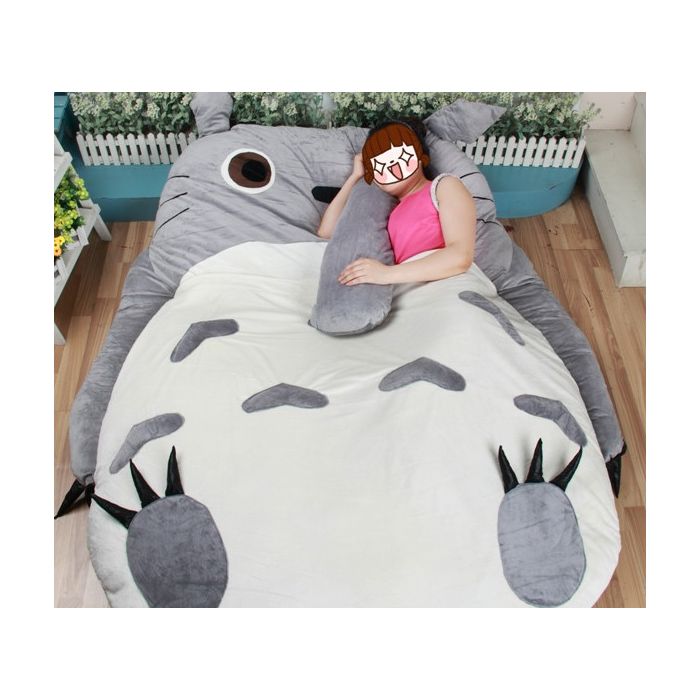  Totoro &amp;eacute; um personagem muito querido no Jap&amp;atilde;o! D&amp;aacute; pra imagina o porqu&amp;ecirc;. Olha s&amp;oacute; o tamanho dessa fofura!&amp;nbsp; 