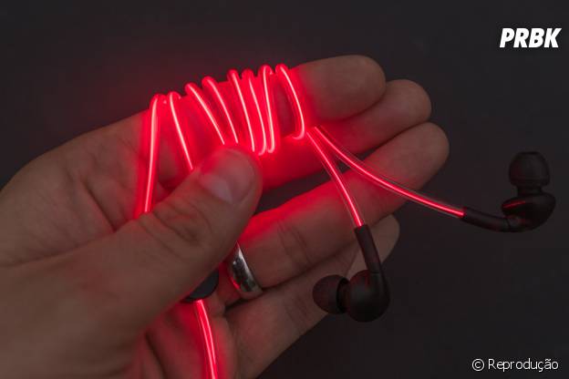 Fones de ouvidos com cabos iluminados por LED s&atilde;o a novidade do momento