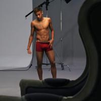 Quer ver Neymar só de cueca?! O atleta posou para ensaio só de underwear