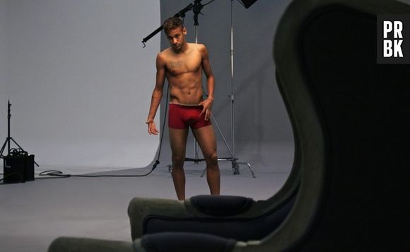 Neymar só de cueca?! Sim! O astro dos gramados tirou a roupa e ficou só de cuequinha para participar de um ensaio fotográfico