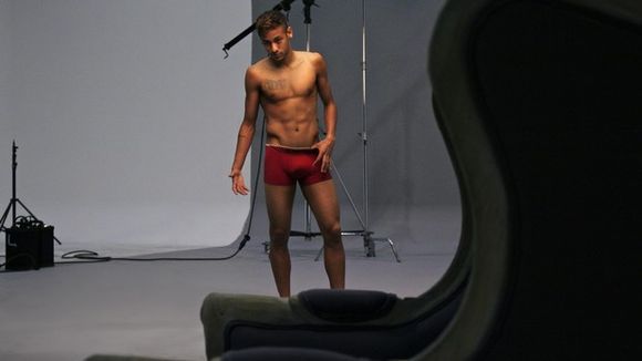 Quer ver Neymar só de cueca?! O atleta posou para ensaio só de underwear