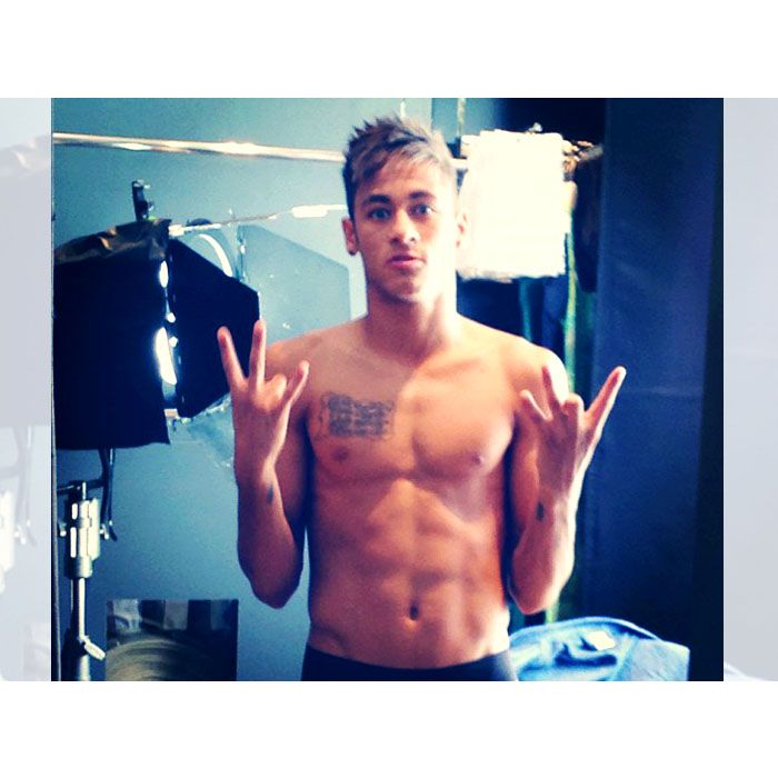 Vira e mexe, Neymar compartilha fotos sem camisa esbanjando boa forma em seu Instagram