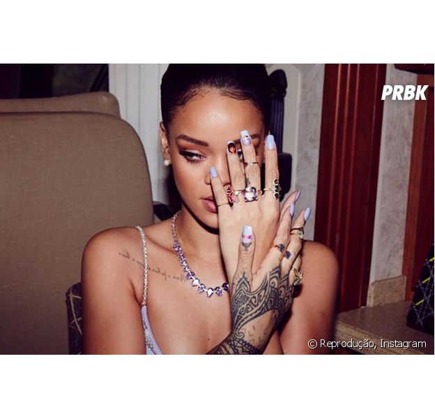 Rihanna fura os lábios e exibe piercing no Instagram