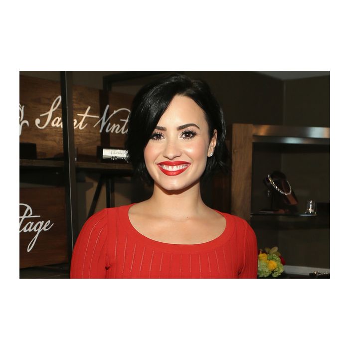  Em 2010, Demi Lovato se internou numa cl&amp;iacute;nica de reabilita&amp;ccedil;&amp;atilde;o por sofrer transtornos alimentares, se automutilar, ter dist&amp;uacute;rbios psicol&amp;oacute;gicos e envolvimento com drogas 