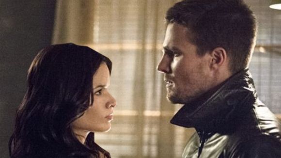 Em "Arrow": na 3ª temporada, Oliver (Stephen Amell) vai ter que casar com Nyssa!
