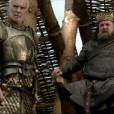 Barristan (Ian McElhinney) protegia Robert Baratheon (Mark Addy) em "Game of Thrones"