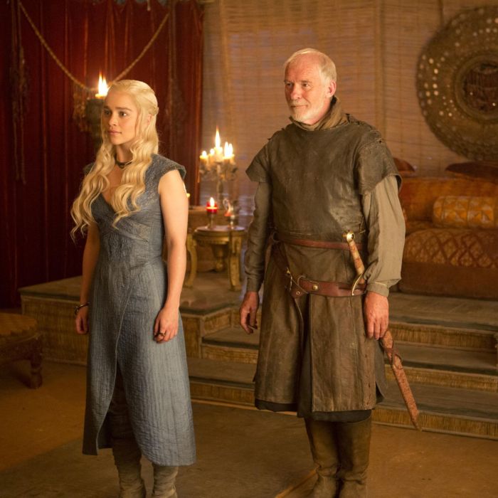 Barristan (Ian McElhinney) estava ao lado de Daenerys (Emilia Clarke) em &quot;Game of Thrones&quot;