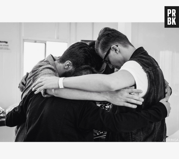 Banda Scalene reunida antes do show