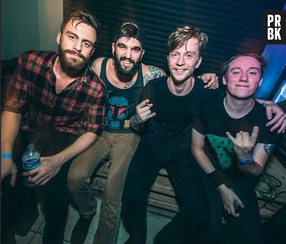 Scalene reunida após uma de suas apresentações