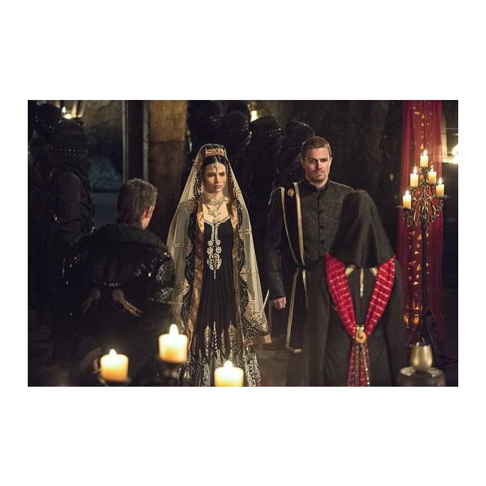  Em &quot;Arrow&quot;, Oliver (Stephen Amell) se casa mesmo com Nyssa (Katrina Law)! 
