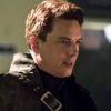 Malcolm (John Barrowman) se esforça para poupar a vida de Laurel (Katie Cassidy) mas volta às origens em "Arrow"