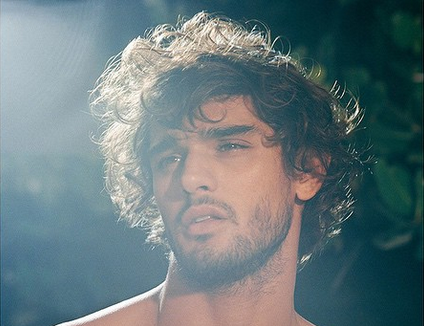 Ex-affair de Bruna Marquezine, Marlon Teixeira posa sensual para revista