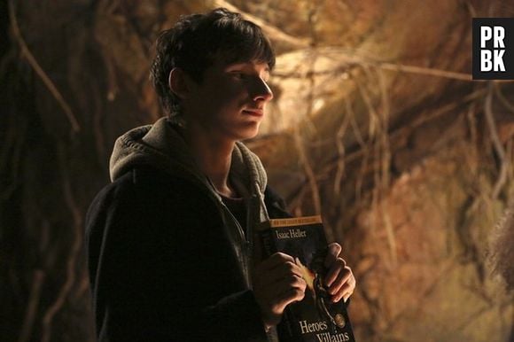 No final de "Once Upon A Time", na 4ª temporada, Henry (Jared S. Gilmore) acha a pena do autor e agora pode reescrever as histórias de todos os personagens