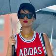 No clipe, Rihanna abusa dos modelitos fashionistas, entre eles um uniforme de basquete