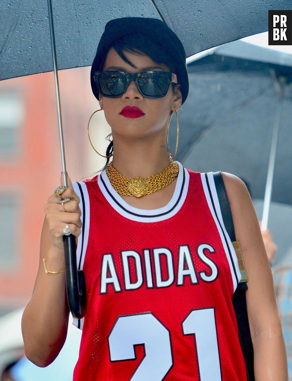 No clipe, Rihanna abusa dos modelitos fashionistas, entre eles um uniforme de basquete