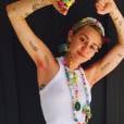 Miley Cyrus tamb&eacute;m j&aacute; pintou os pelos do sovaco de cor de rosa e continuou sua onda de pol&ecirc;micas 