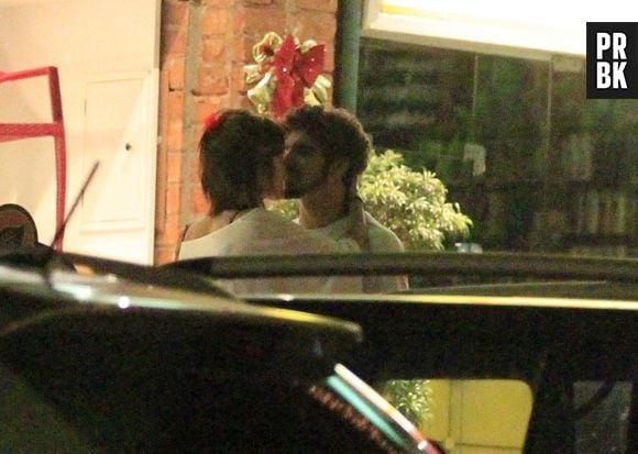 Caio Castro e Maria Casadevall foram flagrados aos beijos em frente a restaurante da Barra da Tijuca, no Rio de Janeiro, no final de novembro