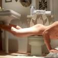 Zac Efron fez xixi em uma pose estranha no filme "Namoro ou Liberdade"