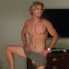 Chris Hemsworth exibe corpão e outra coisa no trailer de "Férias Frustradas"