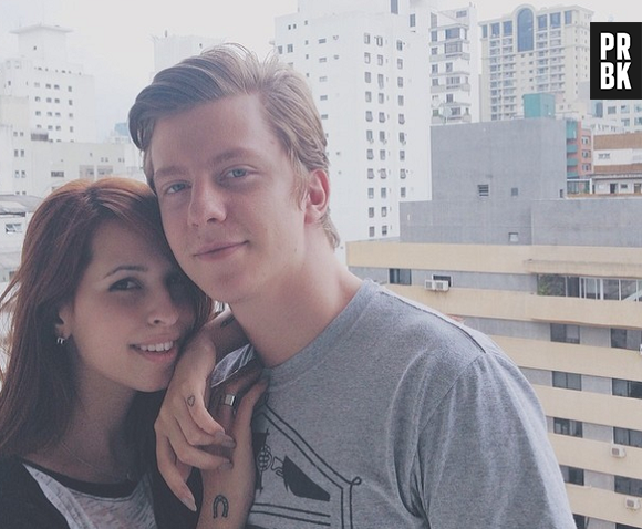 Gustavo Bertoni, da banda Scalene ao lado da namorada, Vic Hollo