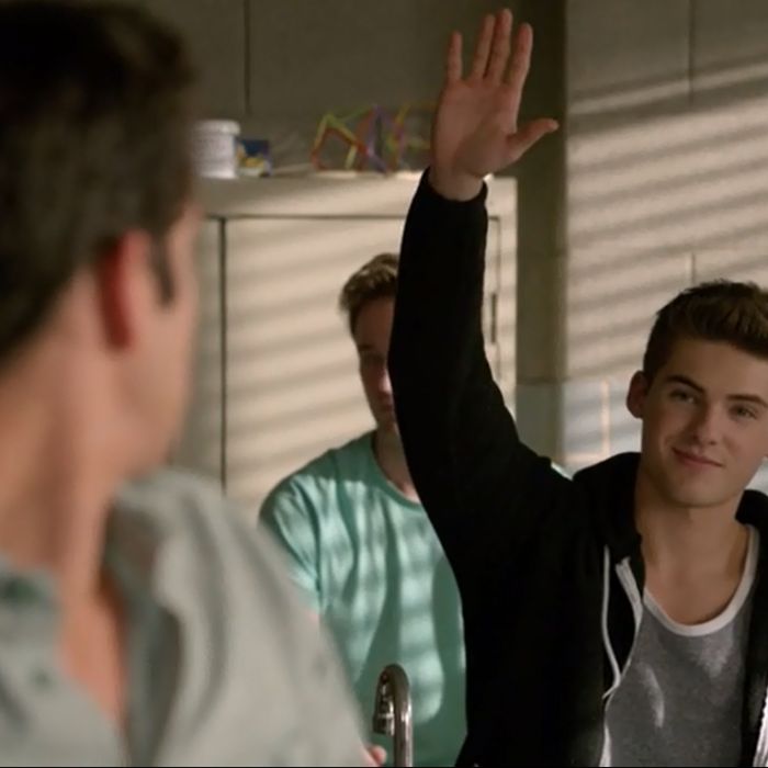 Em &quot;Teen Wolf&quot;, Theo (Cody Christian) está indo atrás de Scott (Tyler Posey) para conseguir entrar em sua alcateia