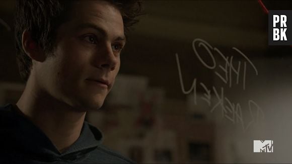 Em "Teen Wolf", Stiles (Dylan O'Brien) colocou o nome de Theo (Cody Christian) em seu quadro de suspeitos e explicou as dúvidas que tem para seu pai