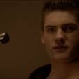 Theo (Cody Christian) dá uma bronca em seus falsos pais e martela a mão de um deles por errar uma assinatura em "Teen Wolf"! WTF?!
